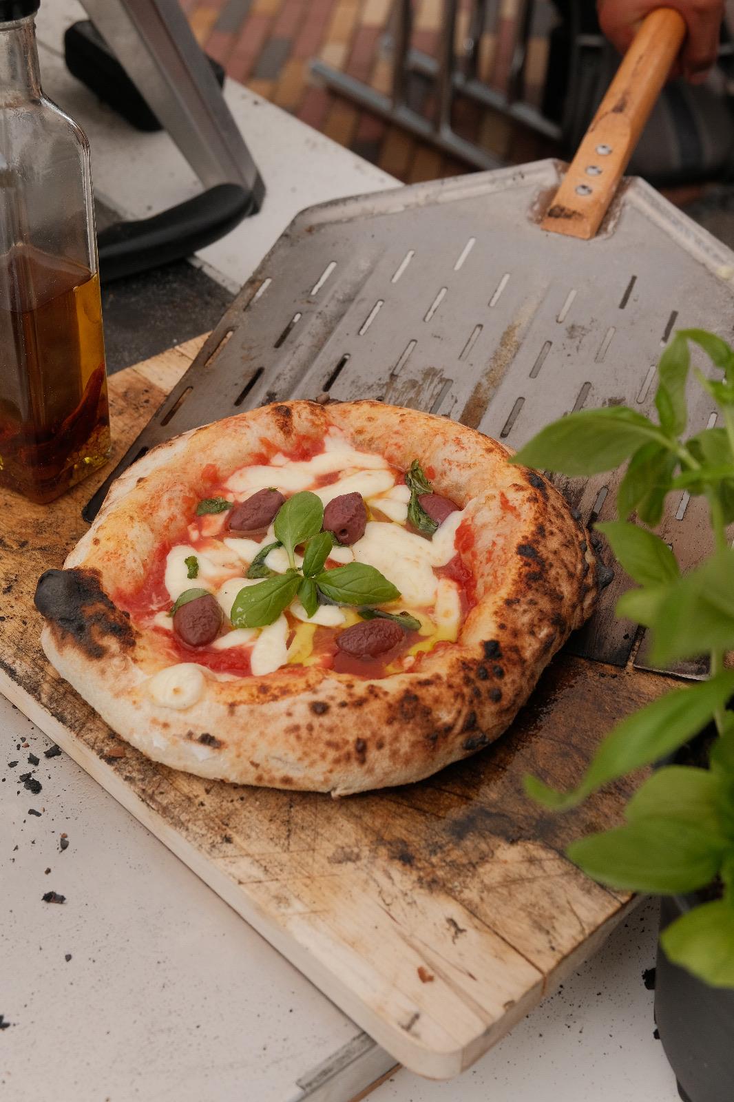 Pizza Margherita Foto frisch gebacken