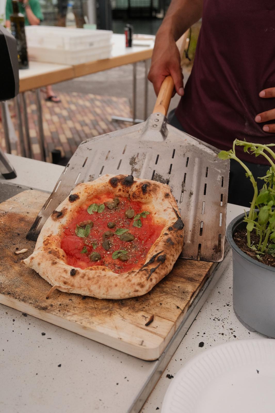 Pizza Marinara Foto frisch gebacken