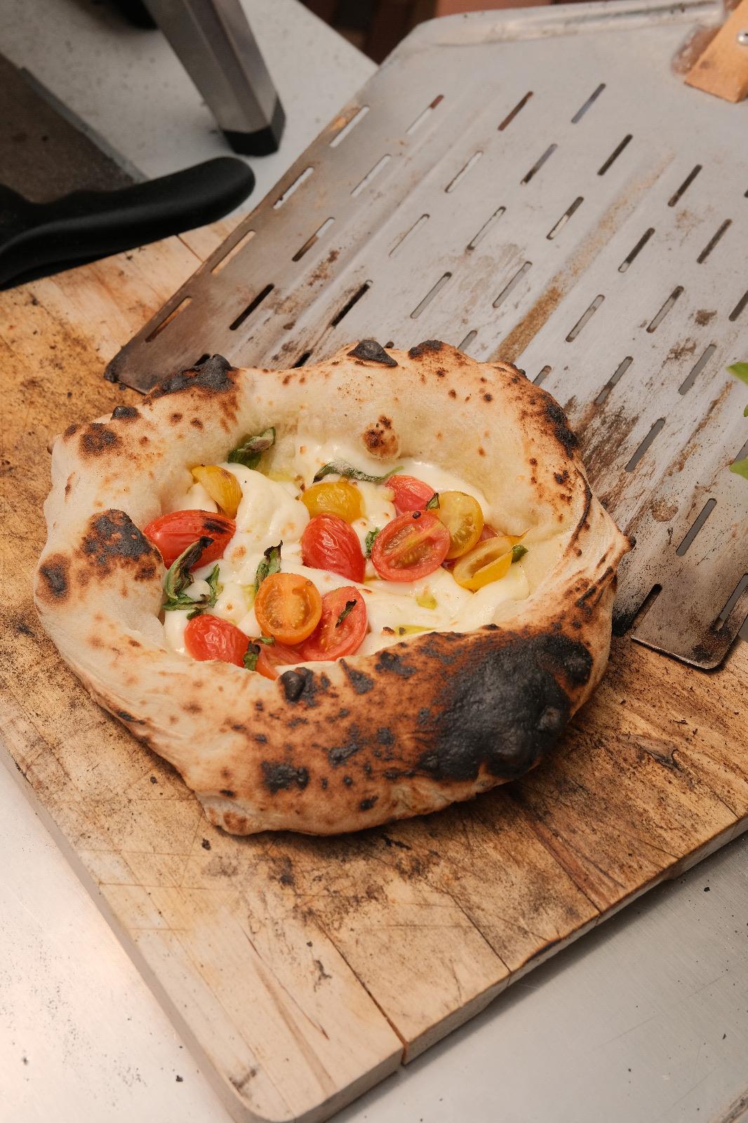 Pizza Primavera Foto frisch gebacken