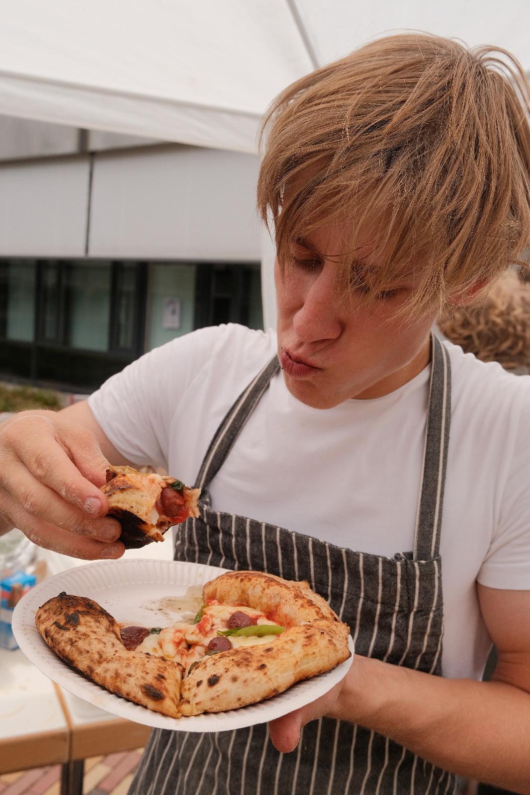 Frisch geformter Pizzateig-Ballen beim Ruhen in der Teigwanne
