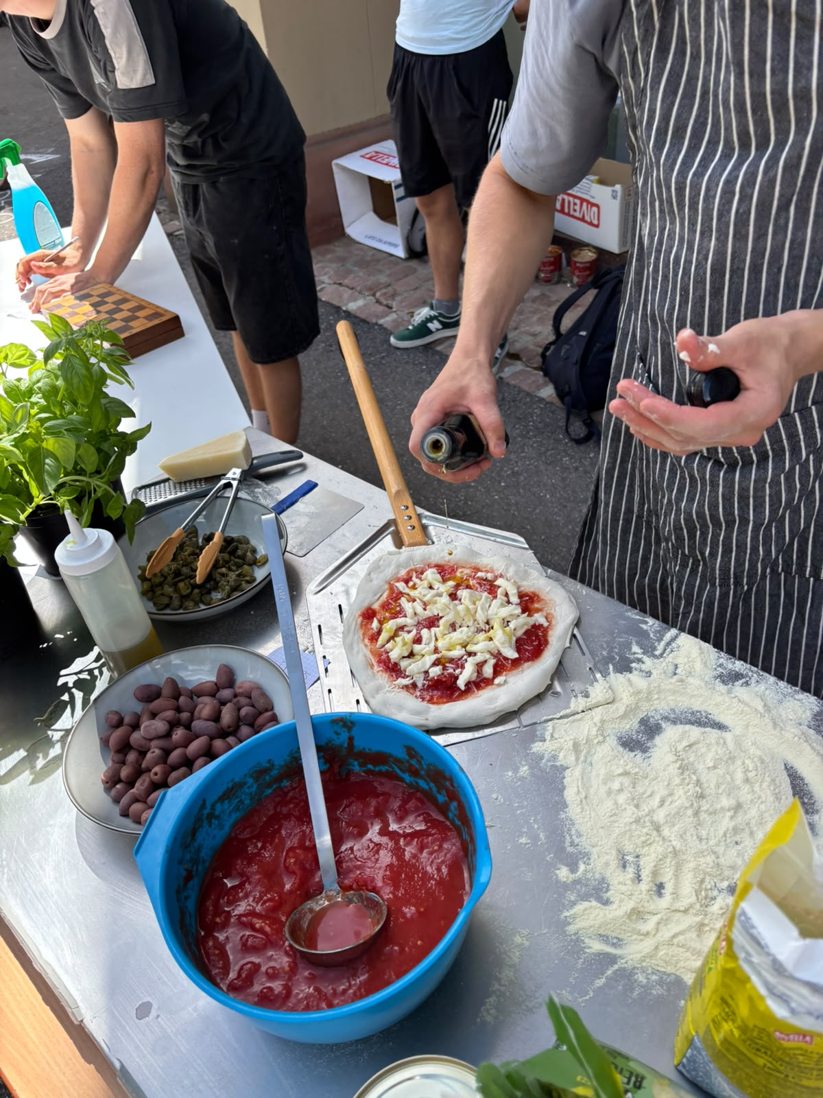 Pizza Pazza Stand im Aufbau mit frischen Zutaten